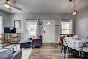Red Bench Cottage Ideal location near parks, trails, skiing, hiking, biking, shopping extended stays welcome